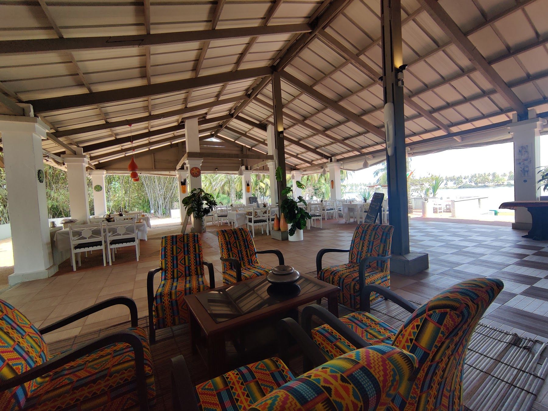 Terrasse couverte avec fauteuils en tissu wax